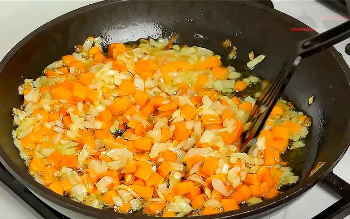 Курка з лінивим рисом та овочами в духовці