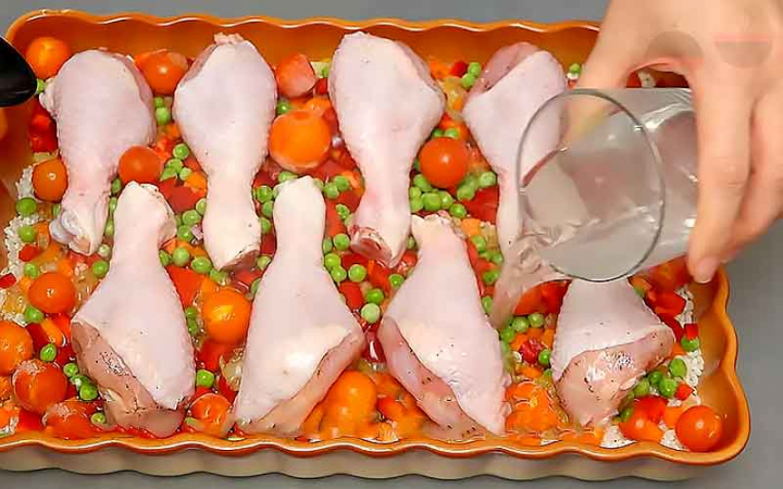 Курка з лінивим рисом та овочами в духовці