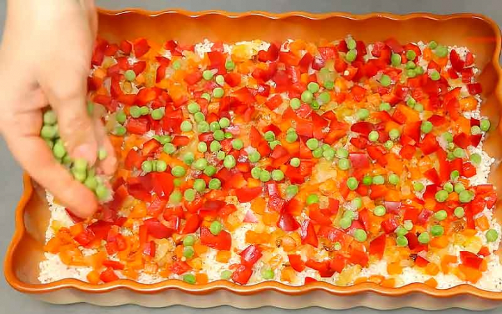Курка з лінивим рисом та овочами в духовці