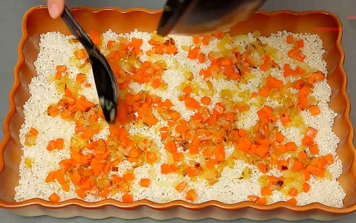 Курка з лінивим рисом та овочами в духовці