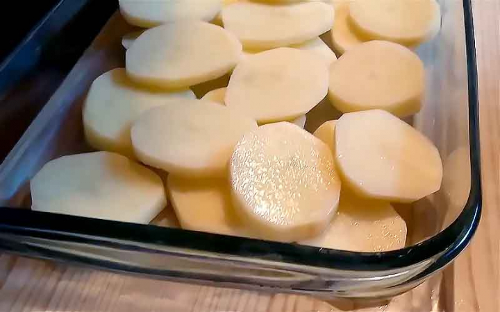 Курка запечена з картоплею та овочами у духовці