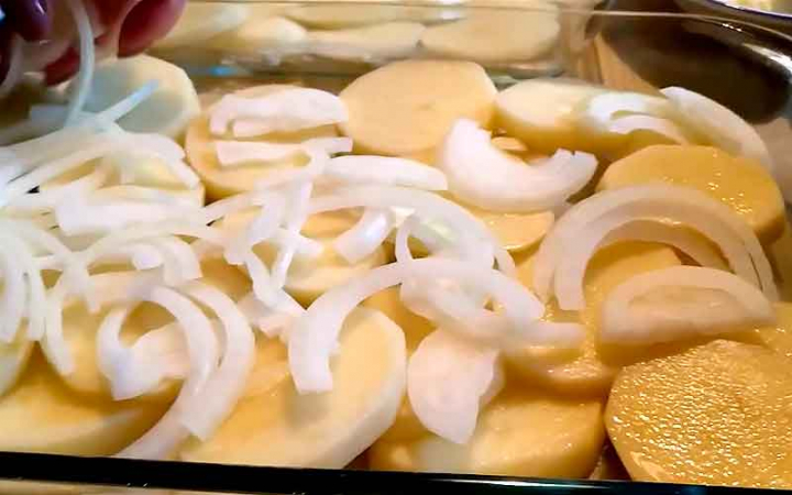 Курка запечена з картоплею та овочами у духовці