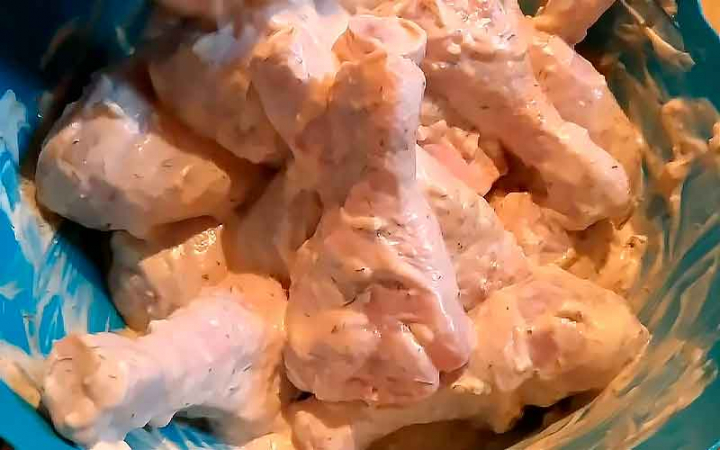 Курка запечена з картоплею та овочами у духовці