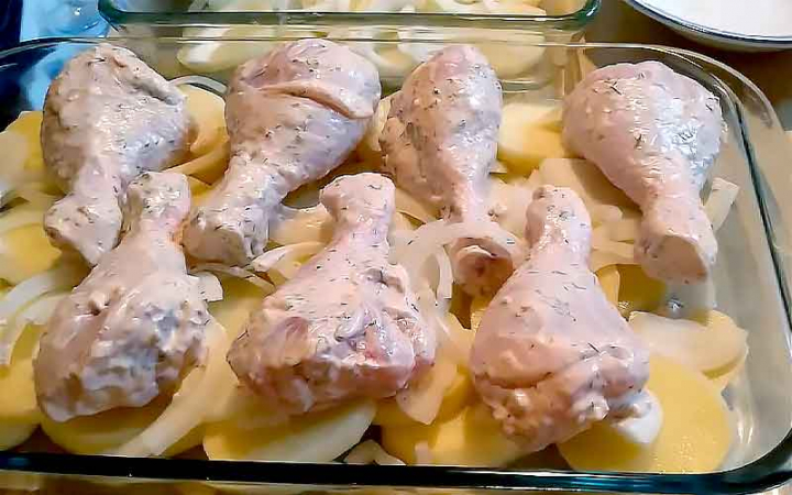 Курка запечена з картоплею та овочами у духовці