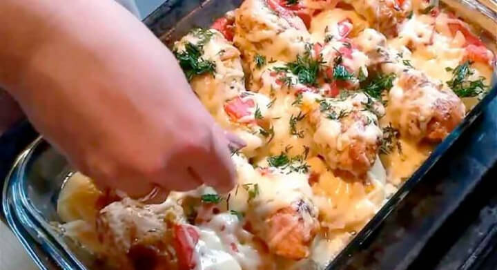 Курка запечена з картоплею та овочами у духовці
