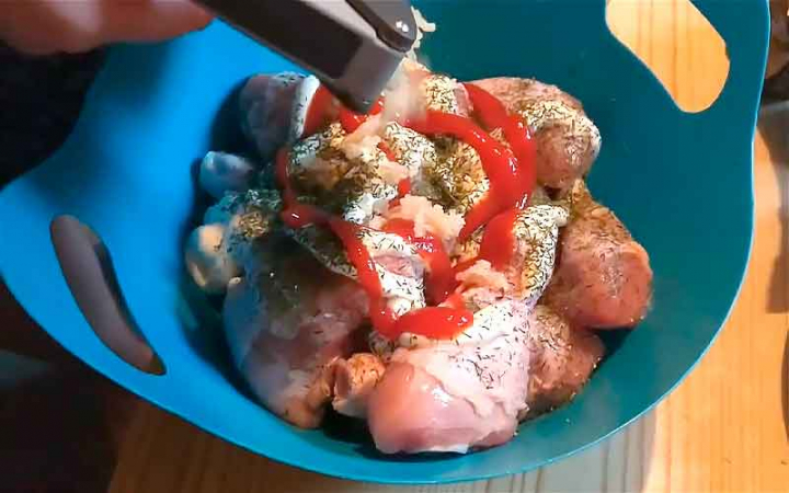 Курка запечена з картоплею та овочами у духовці