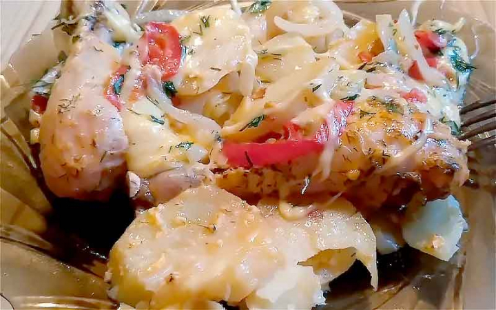 Курка запечена з картоплею та овочами у духовці