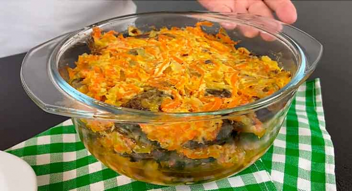 Куряча печінка з цибулею рецепт у сметані на сковороді