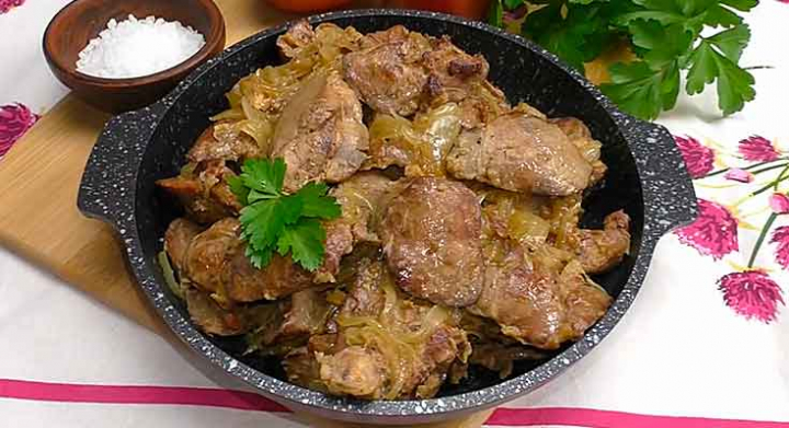 Куряча печінка з цибулею рецепт у сметані на сковороді
