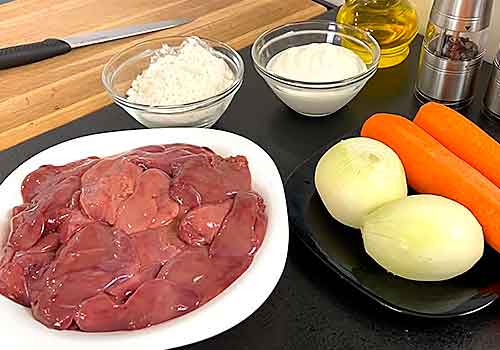 Куряча печінка з цибулею рецепт у сметані на сковороді