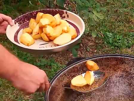 Курячі крильця в казані на багатті з картоплею та овочами