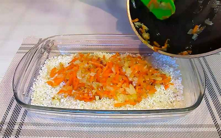 Курячі ніжки з рисовою кашею та цибулею в духовці