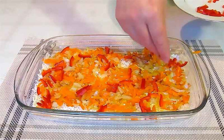 Курячі ніжки з рисовою кашею та цибулею в духовці