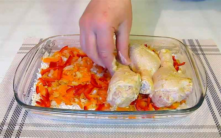 Курячі ніжки з рисовою кашею та цибулею в духовці