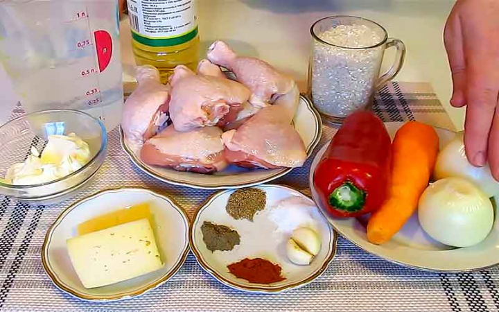 Курячі ніжки з рисовою кашею та цибулею в духовці