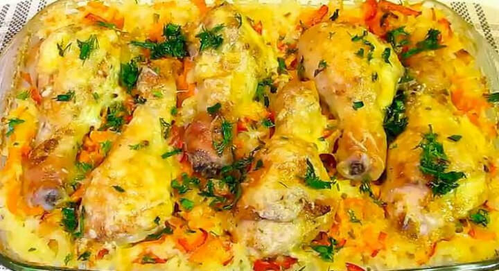Курячі ніжки з рисовою кашею та цибулею в духовці