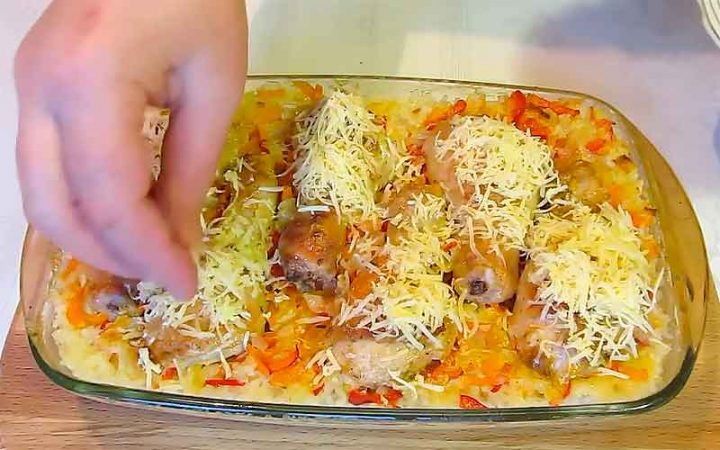Курячі ніжки з рисовою кашею та цибулею в духовці