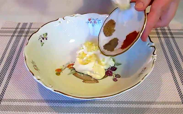 Курячі ніжки з рисовою кашею та цибулею в духовці