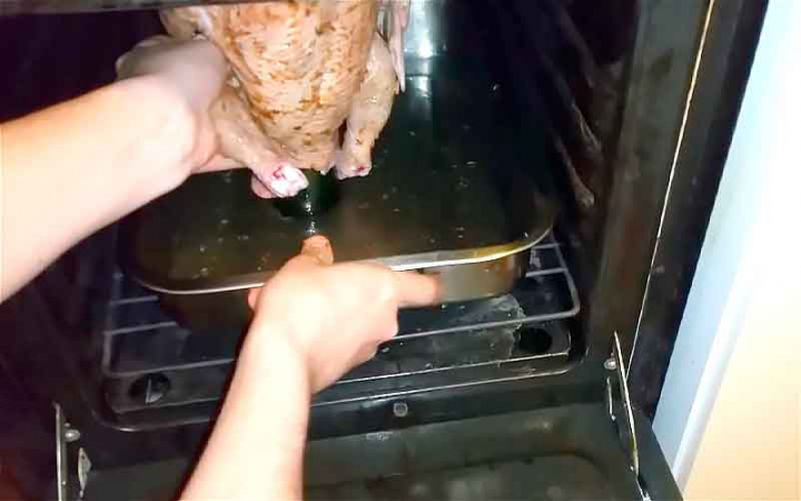 Простий рецепт смачної курки на пляшці у духовці