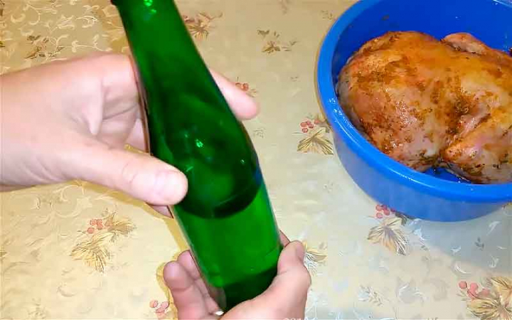 Простий рецепт смачної курки на пляшці у духовці