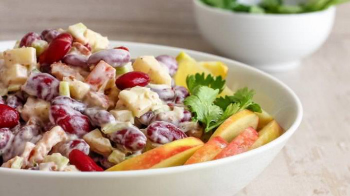 Салат з крабовим мясом — просто, смачно і корисно