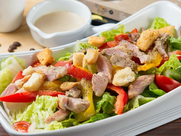 Салат з куркою і помідорами – 9 дуже смачних рецептів