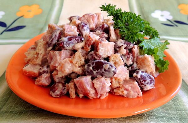 Салат з сухариками і копченою ковбасою – 7 рецептів, як приготувати смачний салат