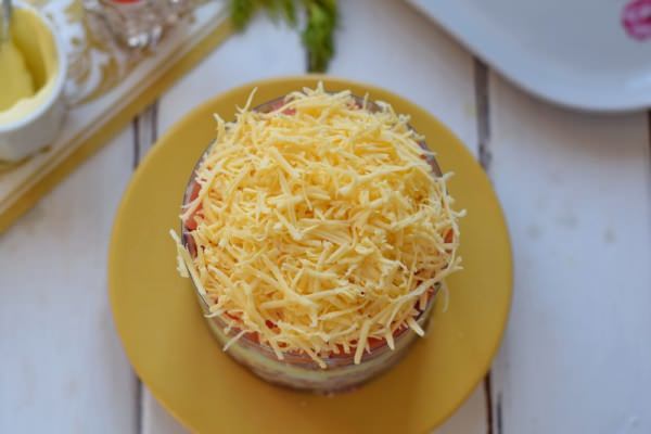 Салат з сухариками і копченою ковбасою – 7 рецептів, як приготувати смачний салат
