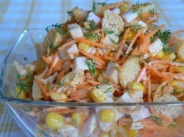 Салат з сухариками і копченою ковбасою – 7 рецептів, як приготувати смачний салат