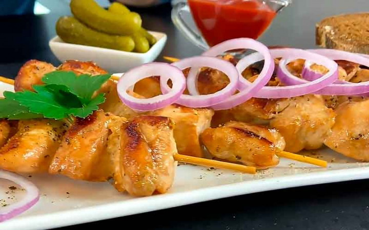 Шашлик з курки на сковороді