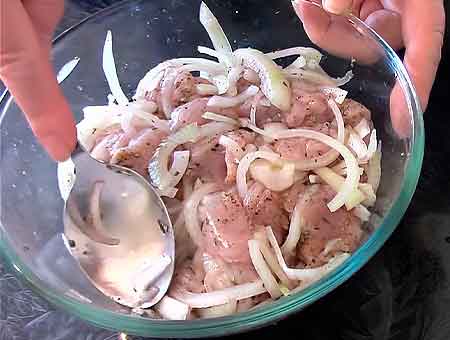 Шашлик з курки на сковороді