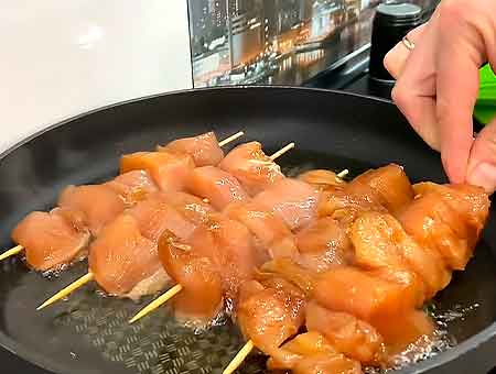 Шашлик з курки на сковороді