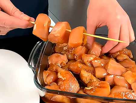 Шашлик з курки на сковороді