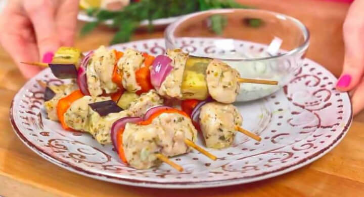 Шашлик з курки в духовці блюдо на шпажках будинку