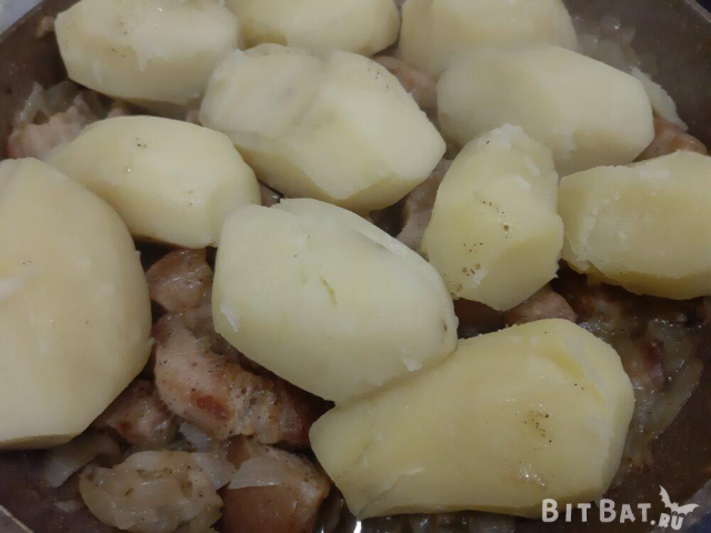 Смажена свинина з картоплею на сковороді