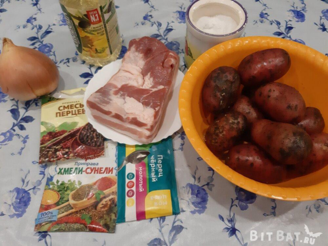 Смажена свинина з картоплею на сковороді