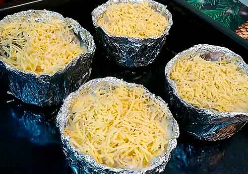 Жульєн з куркою та грибами в духовці з вершками