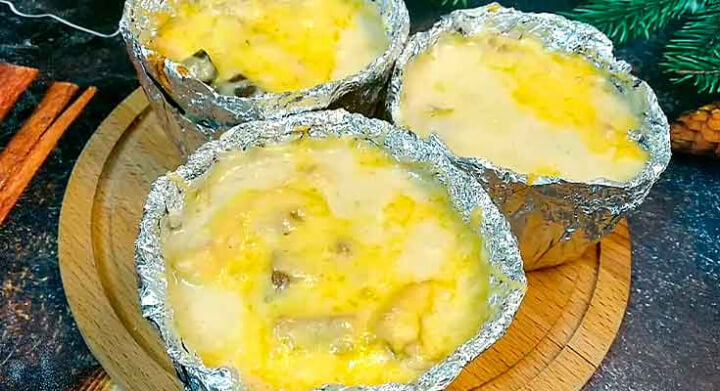 Жульєн з куркою та грибами в духовці з вершками