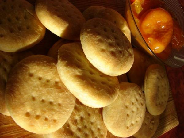 Коржі на сметані, як у бабусі – 5 рецептів приготування в духовці на сковороді