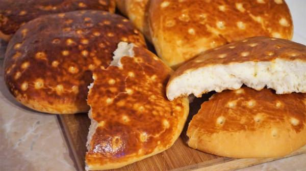 Коржі на сметані, як у бабусі – 5 рецептів приготування в духовці на сковороді