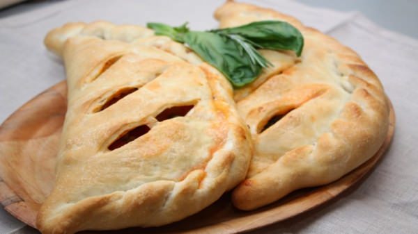 Піца Кальцоне – 7 рецептів, як приготувати італійську закриту піцу в домашніх умовах