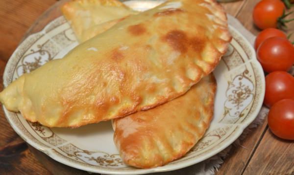Піца Кальцоне – 7 рецептів, як приготувати італійську закриту піцу в домашніх умовах
