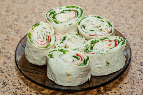 Роли з лаваша – 7 рецептів з різними начинками
