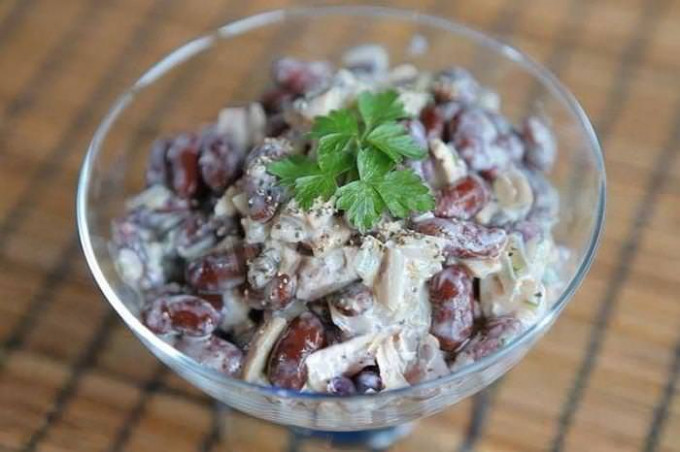 Салат з квасолею та куркою — ситно і корисно