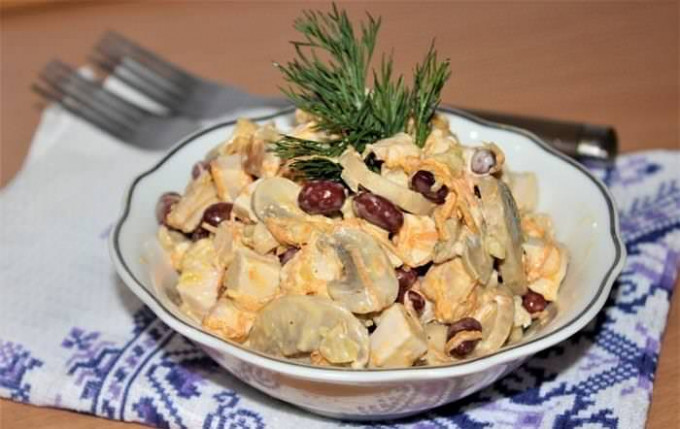 Салат з квасолею та куркою — ситно і корисно