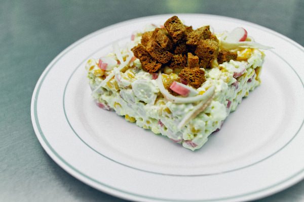 Салат з сухариками і кукурудзою – 10 смачних рецептів