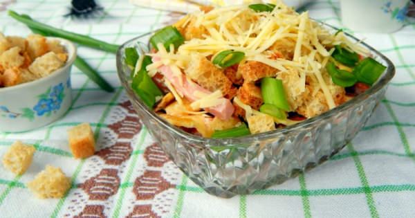 Салат з сухариками і кукурудзою – 10 смачних рецептів