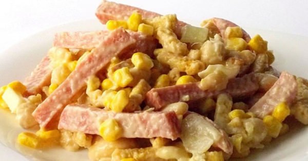 Салат з сухариками і кукурудзою – 10 смачних рецептів