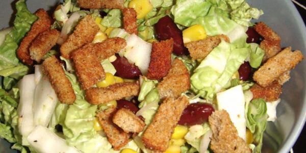 Салат з сухариками і кукурудзою – 10 смачних рецептів
