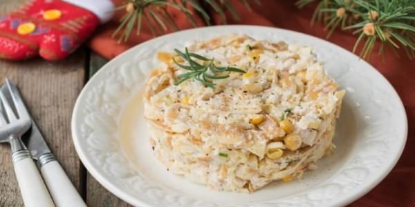 Салат з сухариками і кукурудзою – 10 смачних рецептів